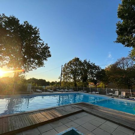 Emplacement Tente Camping Car Saint-Aubin-de-Nabirat المظهر الخارجي الصورة