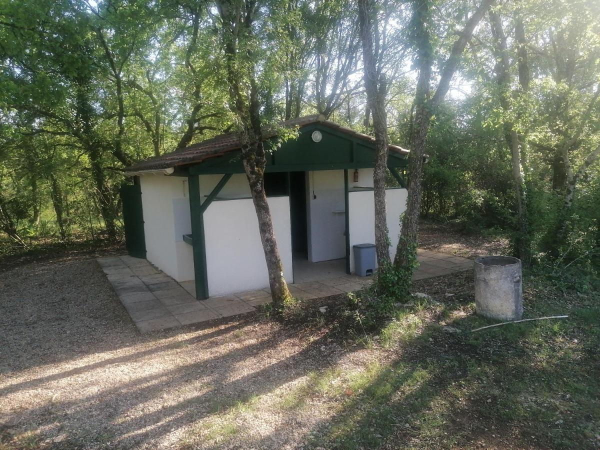 Emplacement Tente Camping Car Saint-Aubin-de-Nabirat المظهر الخارجي الصورة