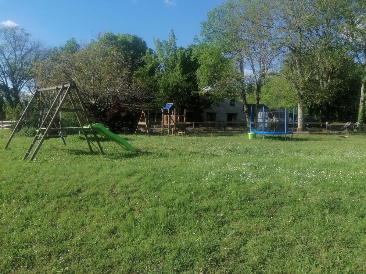 Emplacement Tente Camping Car Saint-Aubin-de-Nabirat المظهر الخارجي الصورة