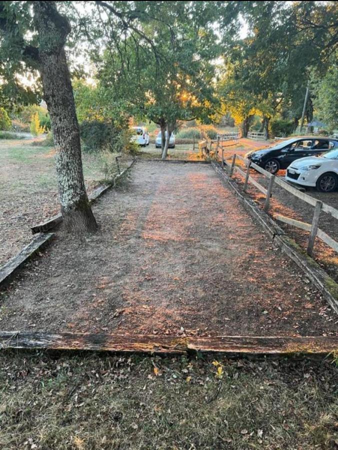 Emplacement Tente Camping Car Saint-Aubin-de-Nabirat المظهر الخارجي الصورة