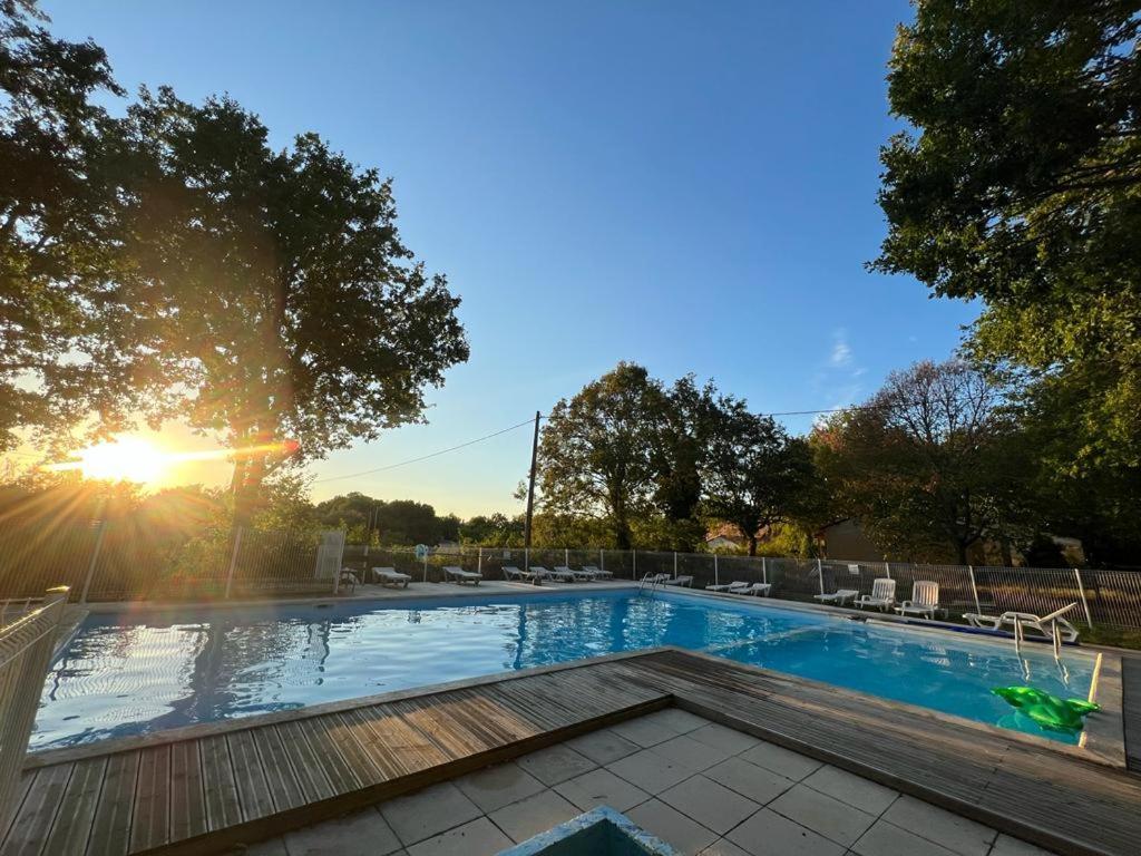 Emplacement Tente Camping Car Saint-Aubin-de-Nabirat المظهر الخارجي الصورة